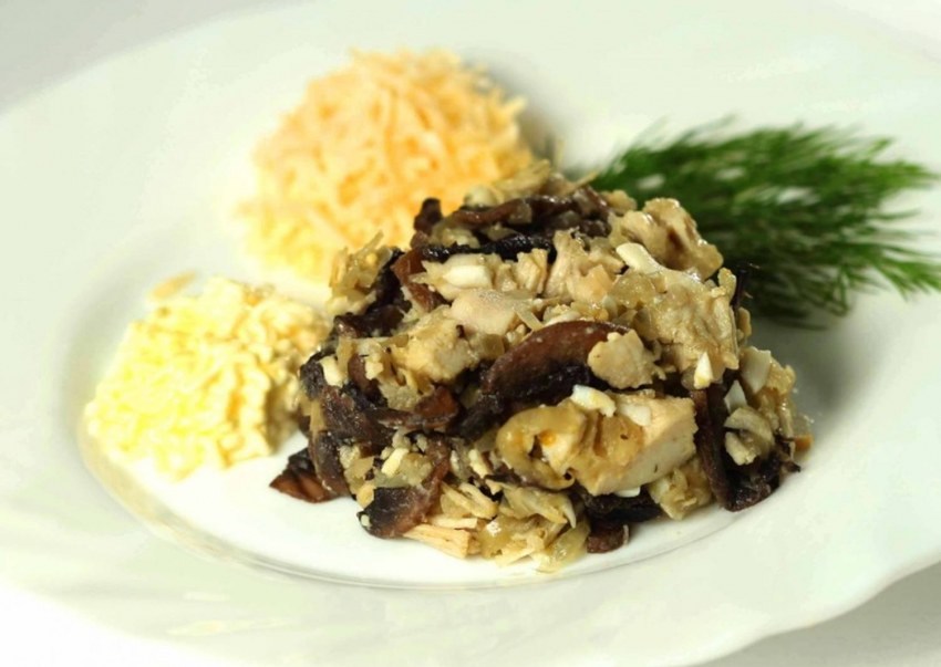 Салат с черносливом и курицей и грецкими орехами