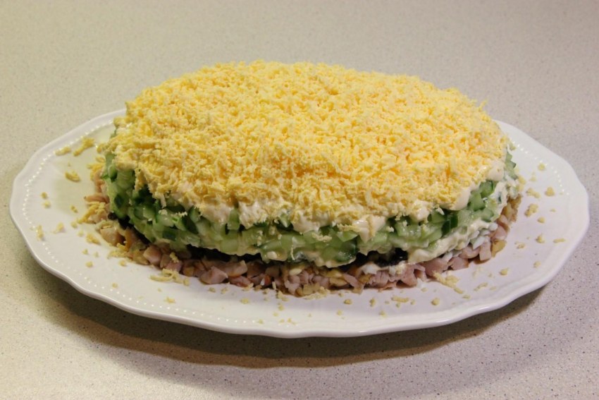 Салат нежность с курицей и черносливом и грецкими орехами