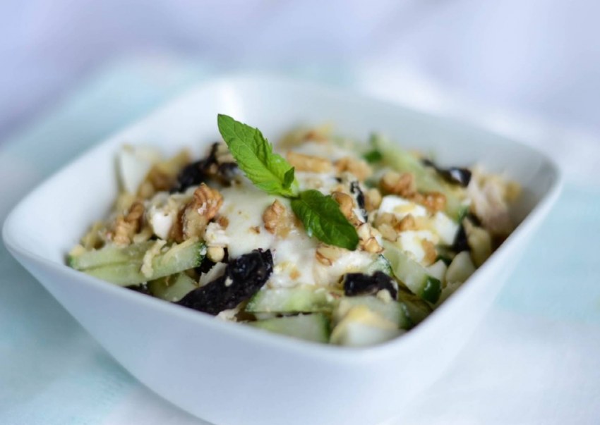 Салат с черносливом и грецкими орехами