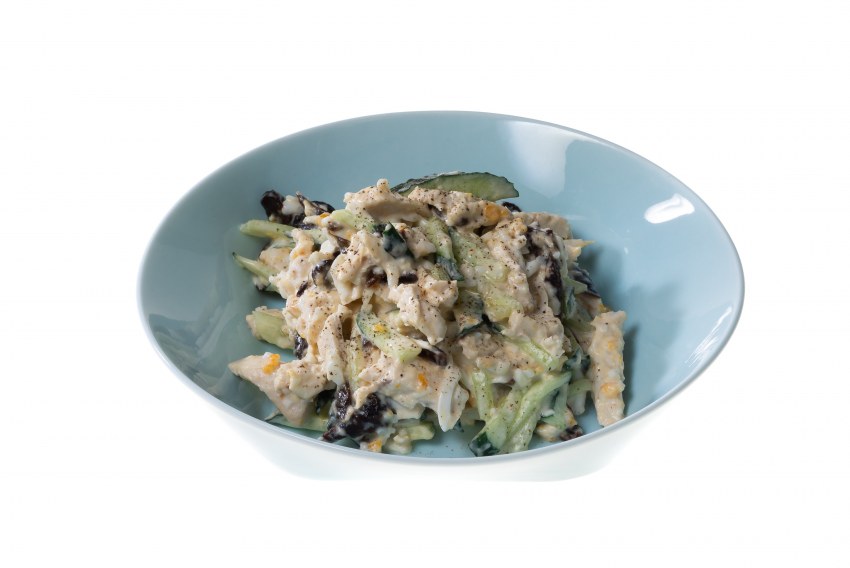 Салат с черносливом и курицей и грецкими орехами и грибами