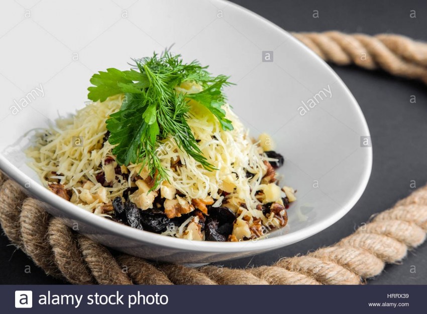Салат с курицей морковью и черносливом и грецкими орехами