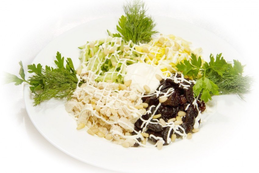 Салат с черносливом и курицей