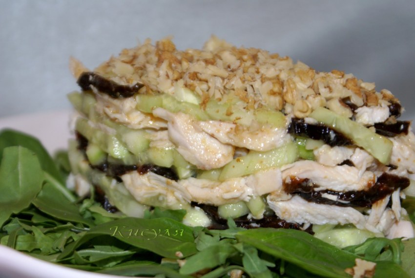Салат с черносливом и куриной грудкой и грецкими орехами