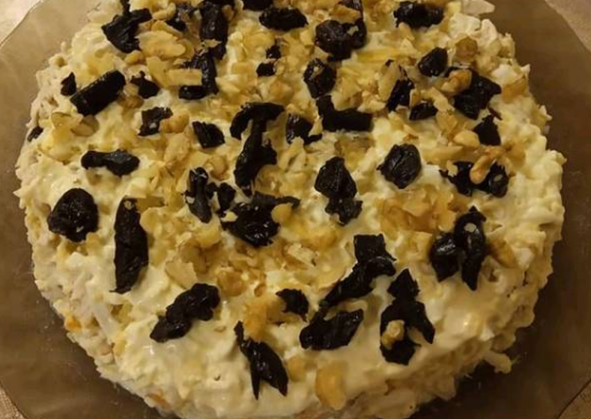 Салат с черносливом и курицей