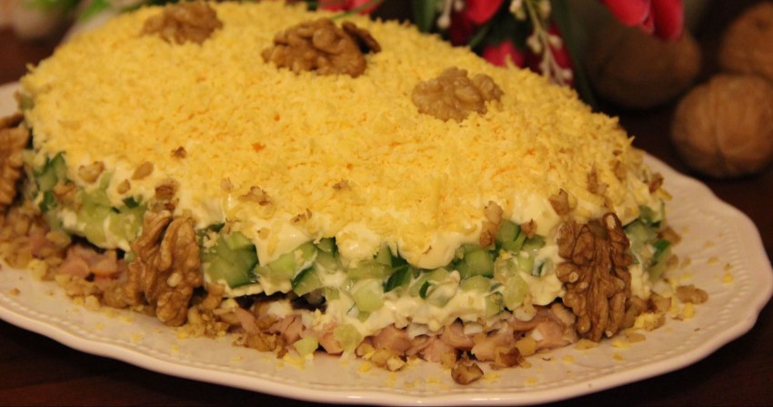 Салат с черносливом и курицей и грецкими орехами