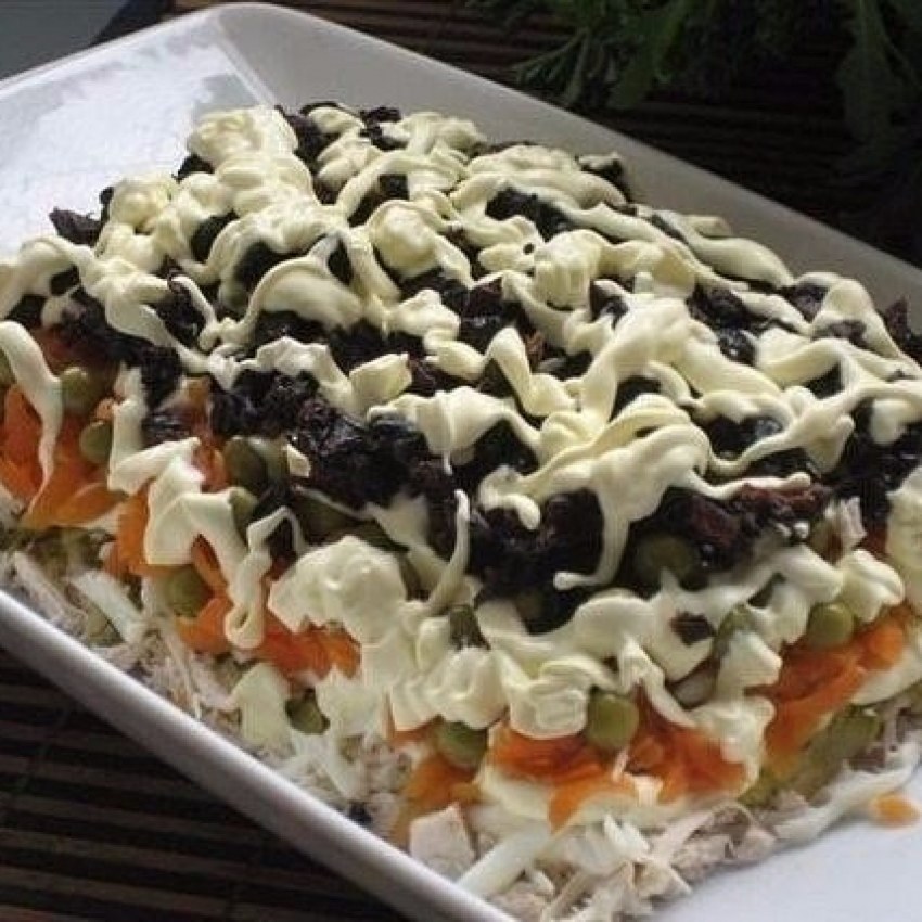 Салат Прага с курицей и черносливом и грецкими орехами