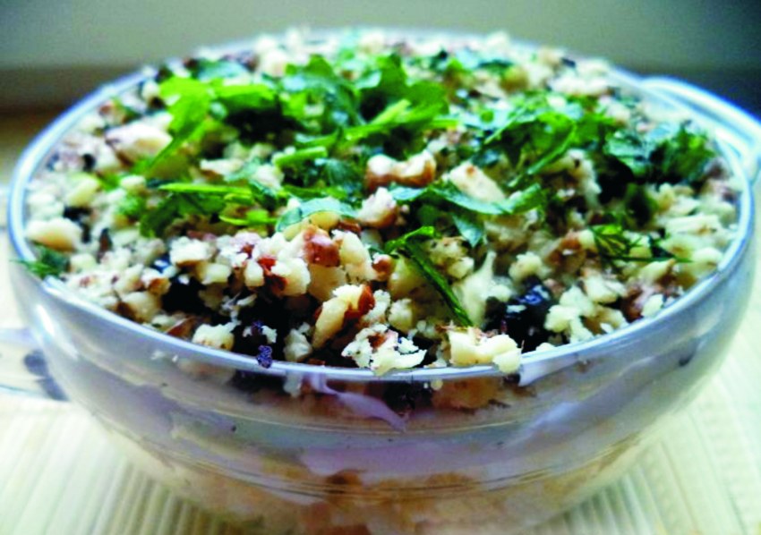 Салат с черносливом и курицей и грецкими орехами