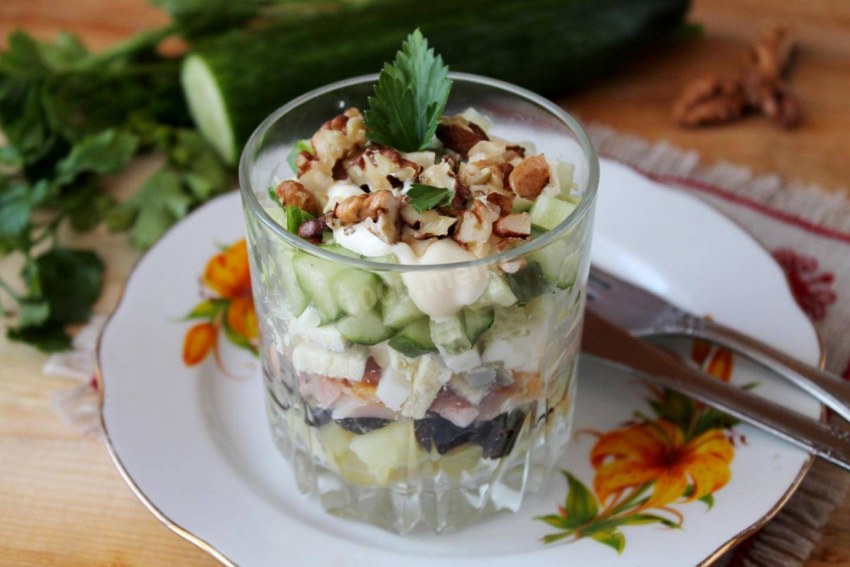 Салат нежность с курицей и черносливом