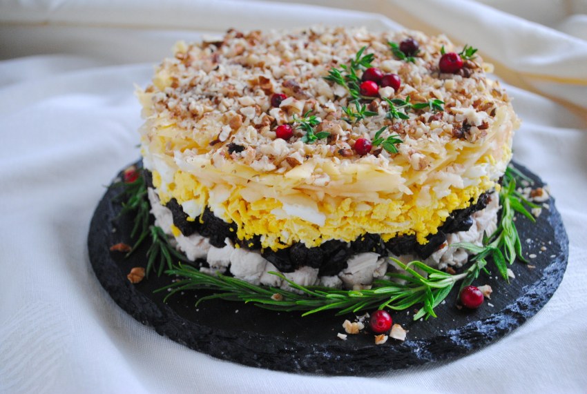 Салат с черносливом и орехами