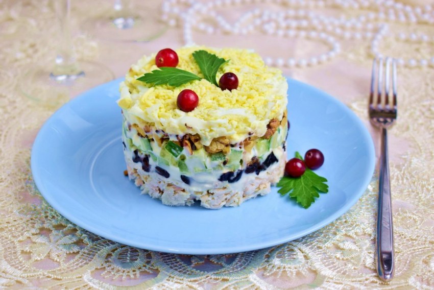 Салат нежность с курицей и черносливом и грецкими орехами