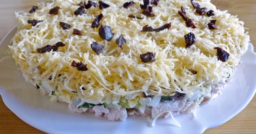 Салат Дамский каприз с курицей и черносливом