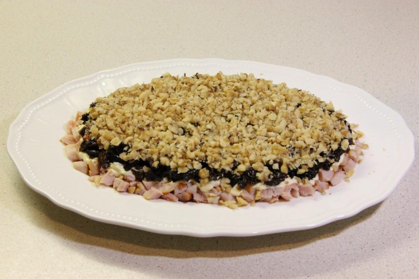 Салат с курицей и черносливом и грецкими орехами и сыром