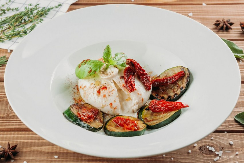 Урюк буратта с клубникой