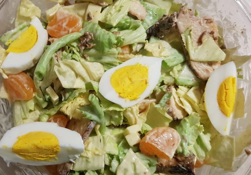Салат с пекинской капустой и яйцом