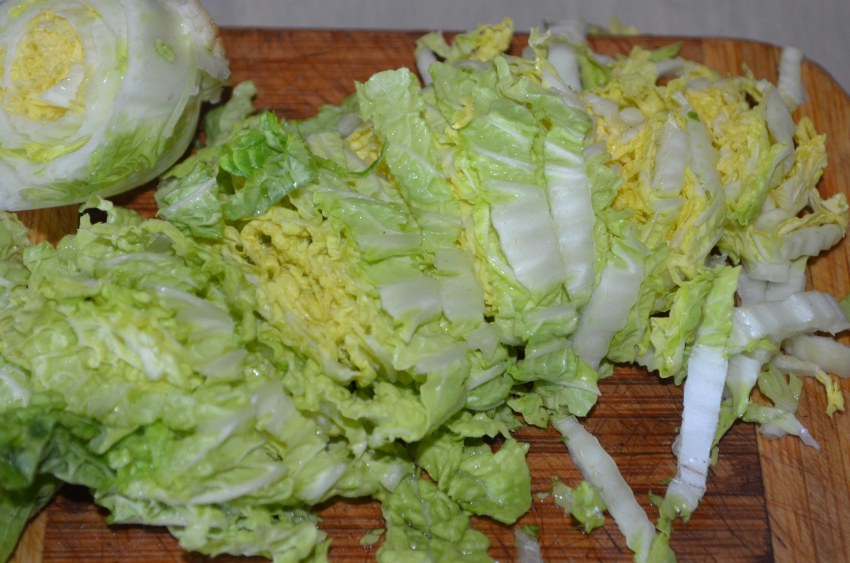 Салат с пекинской капустой и куриной грудкой и сухариками