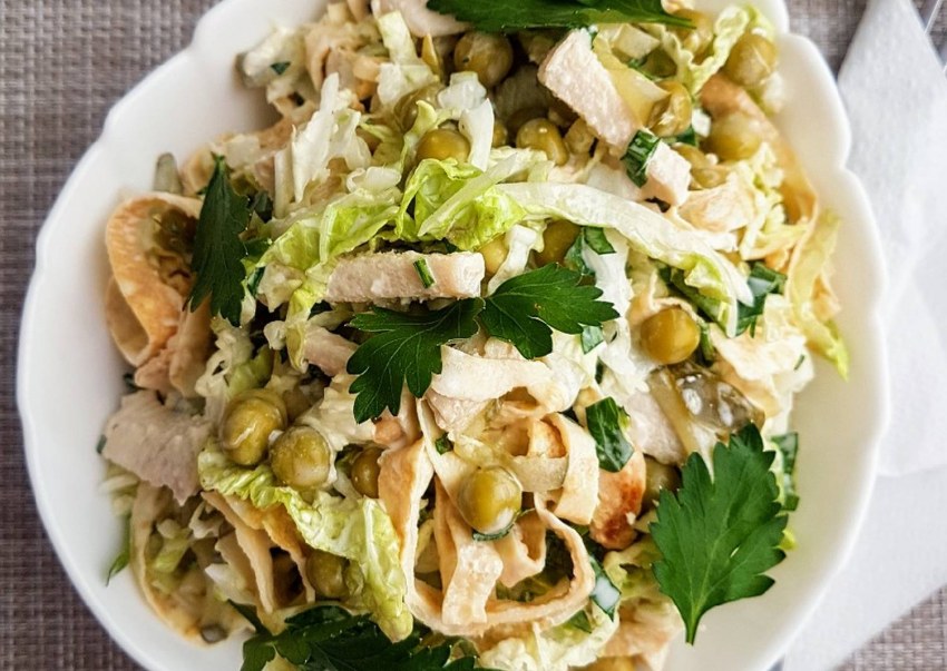 Салат с пекинской капустой и кукурузой и курицей