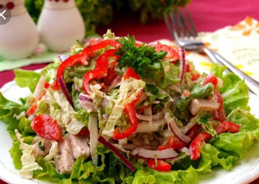 Салат с пекинской капустой и куриной грудкой и огурцом