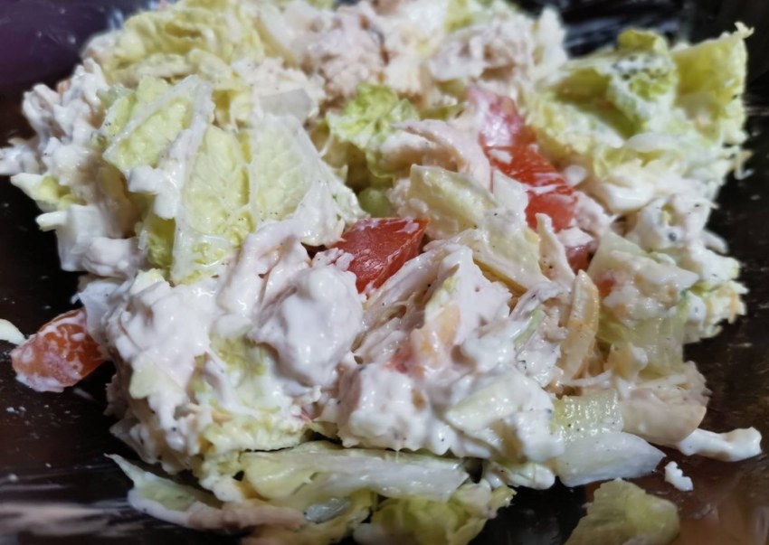 Салат с пекинской капустой и копченой курицей