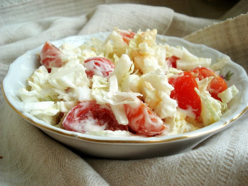 Салат из пекинской капусты с помидорами черри