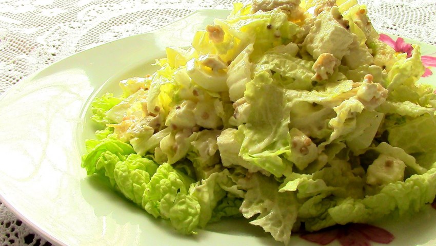 Сала из пекинской капусты скопченой калбасой