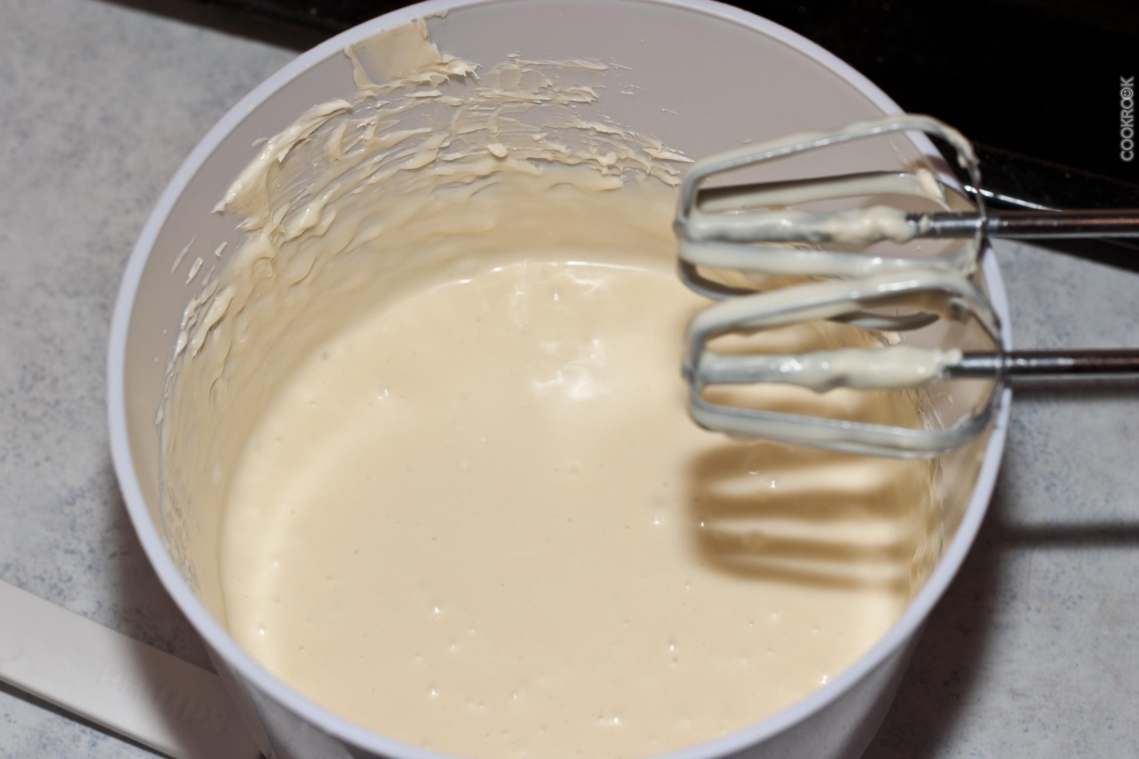 Простой рецепт крема со сгущенкой. Заварной крем для медовика на молоке. Крем на манке для бисквита. Крем для торта из манки и сгущенки. Заварной крем для торта из молока для медовика.