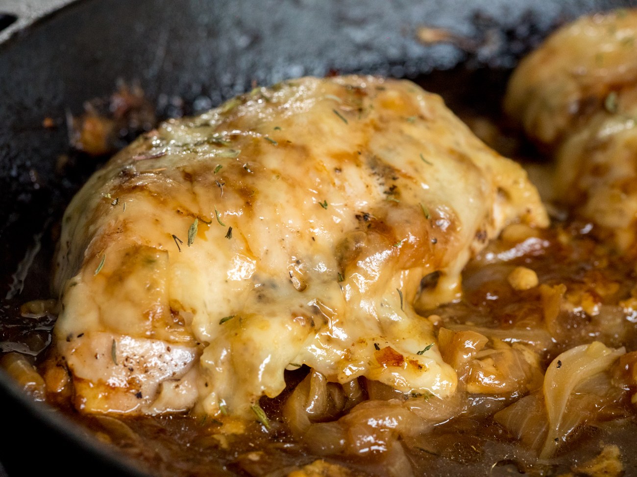 Курица на сковороде рецепты с фото. Курица по-французски на сковороде. Курица в бульоне на сковороде. Курица в луке на сковороде. Курица по французски на сковородке.