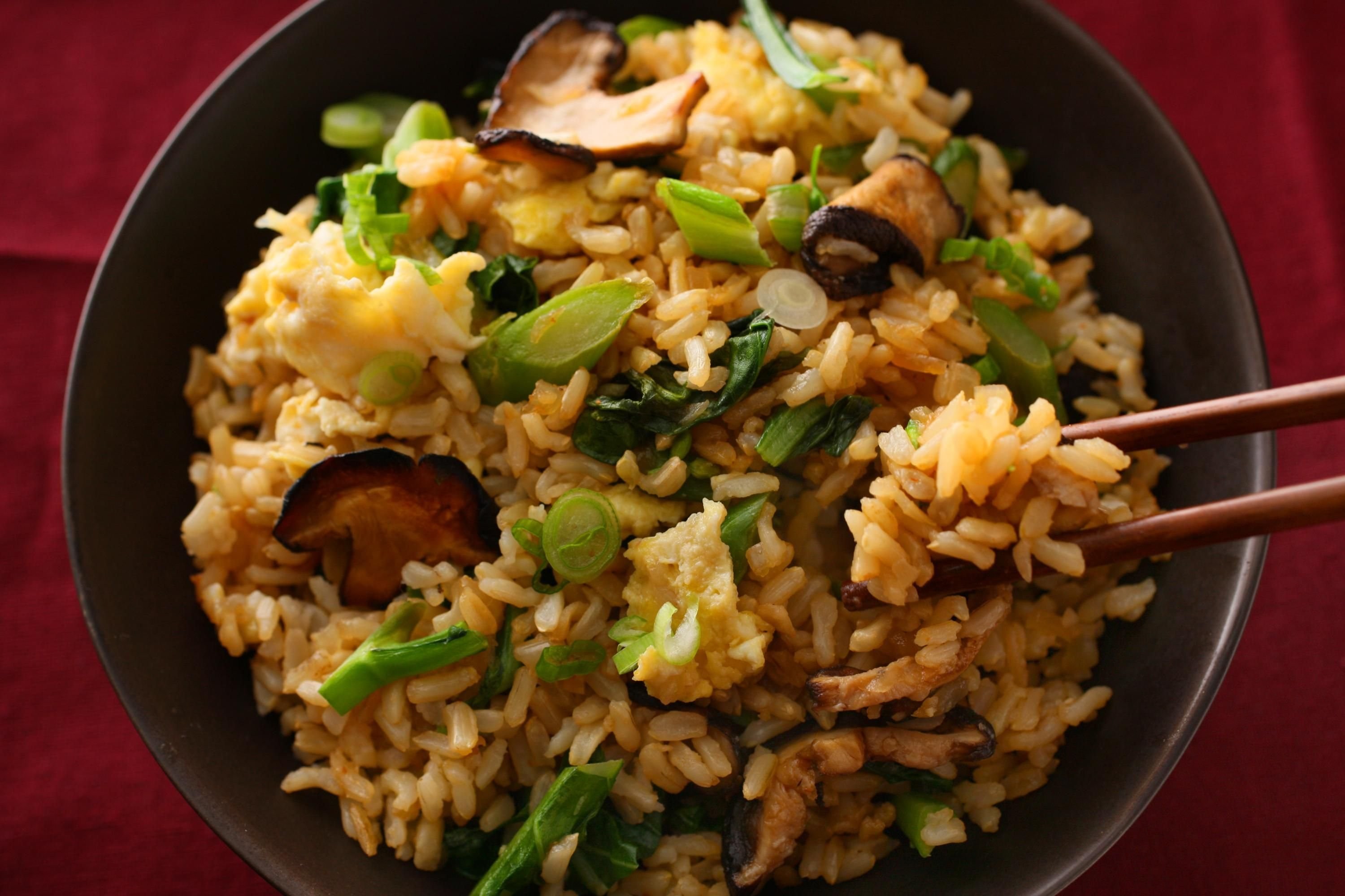 Рис с курицей на сковороде с соевым. Рис тяхан. Рис с шиитаке и овощами и яйцом. Японский плов тяхан. Тяхан с шиитаке.