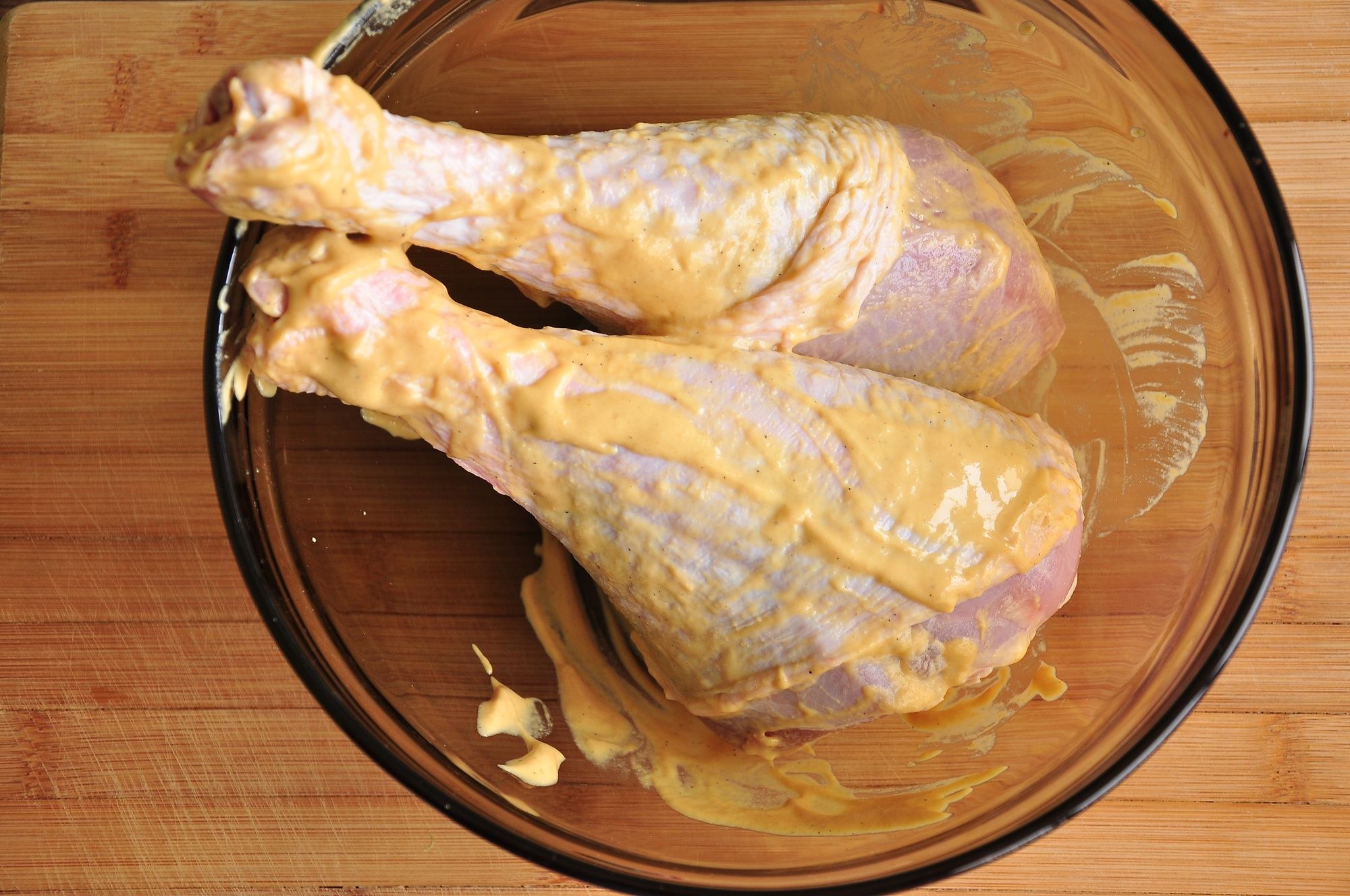 Рецепт курицы горчица мед. Мясо курицы в горчице. Индейка с горчицей. Индейка с круглой горчицей. Маринад для индейки в горчично сливочный.