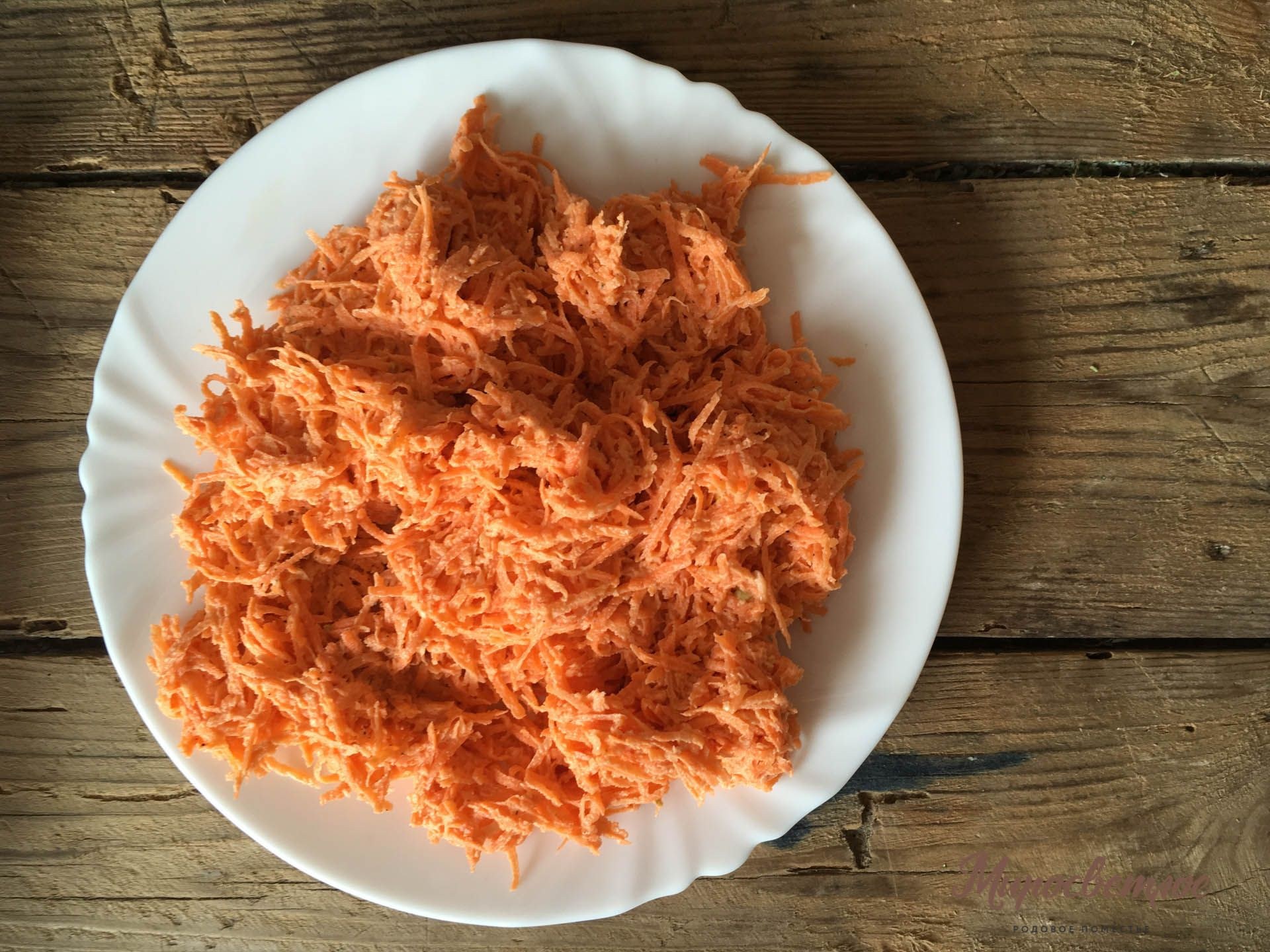 Морковь с чесноком и маслом рецепт. Морковка с чесноком. Морковь с чесноком. Морковка с чесноком и майонезом. Морковь тертая.