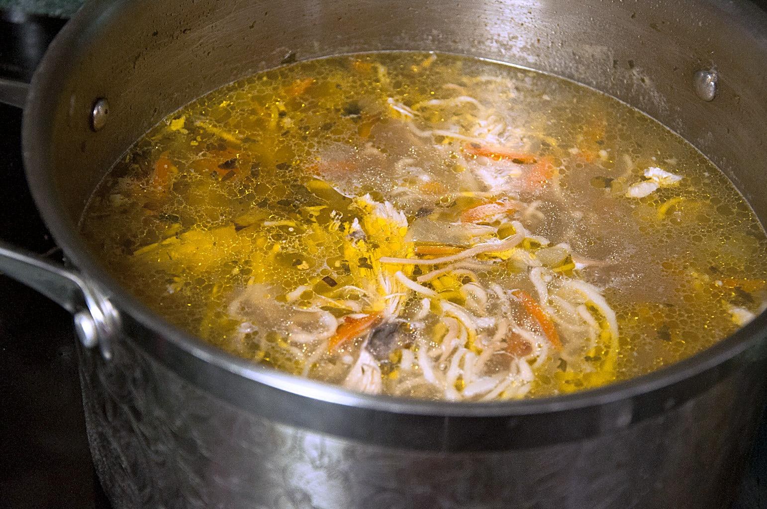 Домашняя курица приготовить суп. Суп лапша. Суп лапша домашняя в кастрюле. Куриный суп с лапшой. Куриный суп в кастрюле.