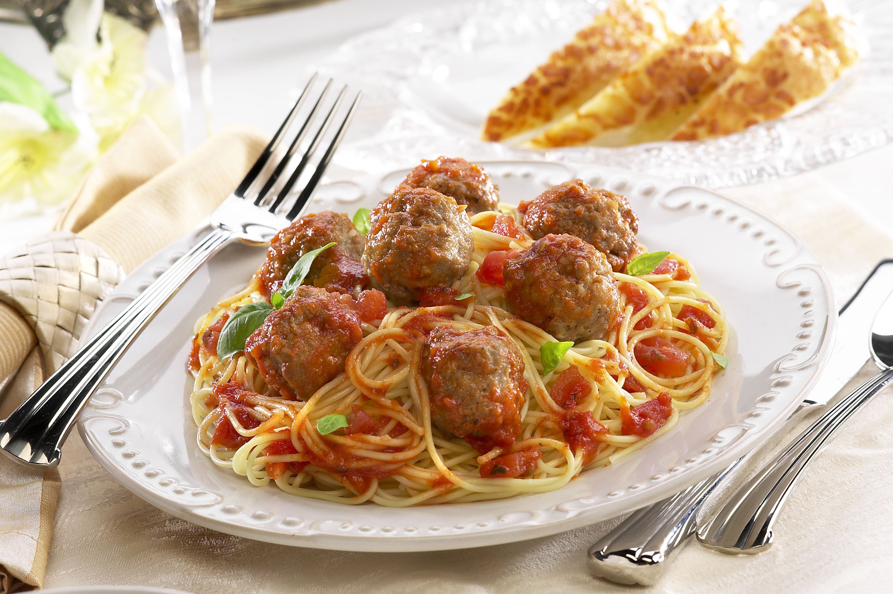 Лапша с котлетами. Спагетти с тефтельками в томатном соусе. Спагетти с тефтелями в томатном соусе. Паста с мясными шариками. Макароны с котлетой.