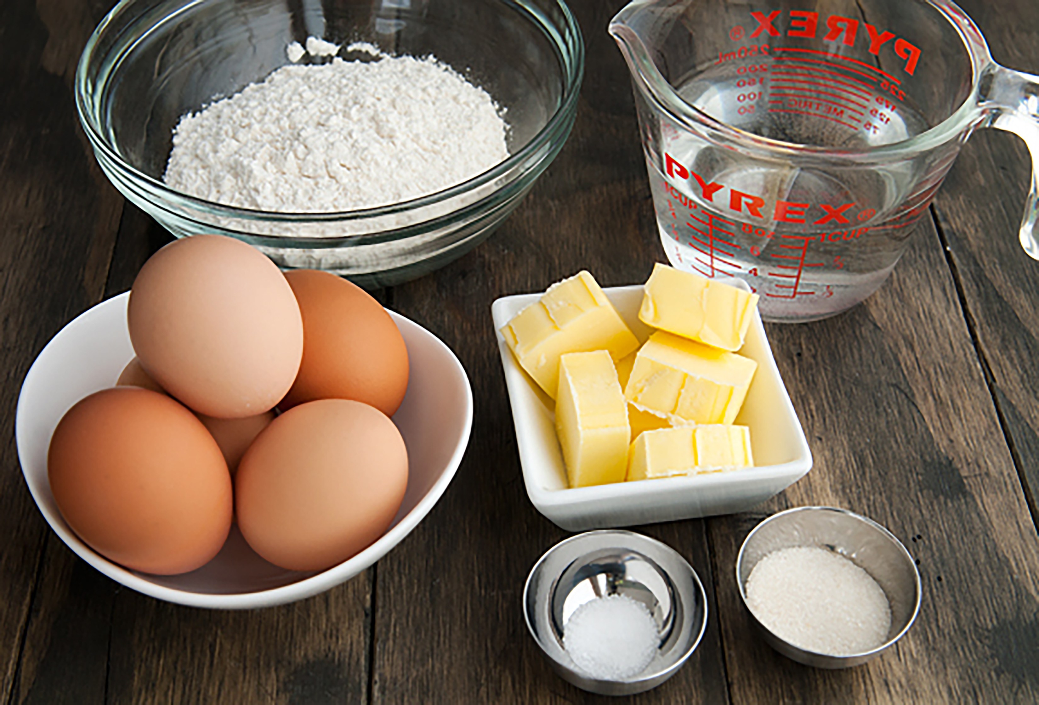 Тесто из муки сахара яиц. Ингредиенты для теста. Мука яйца сахар. Мука яйца масло. Яйца сахар масло.