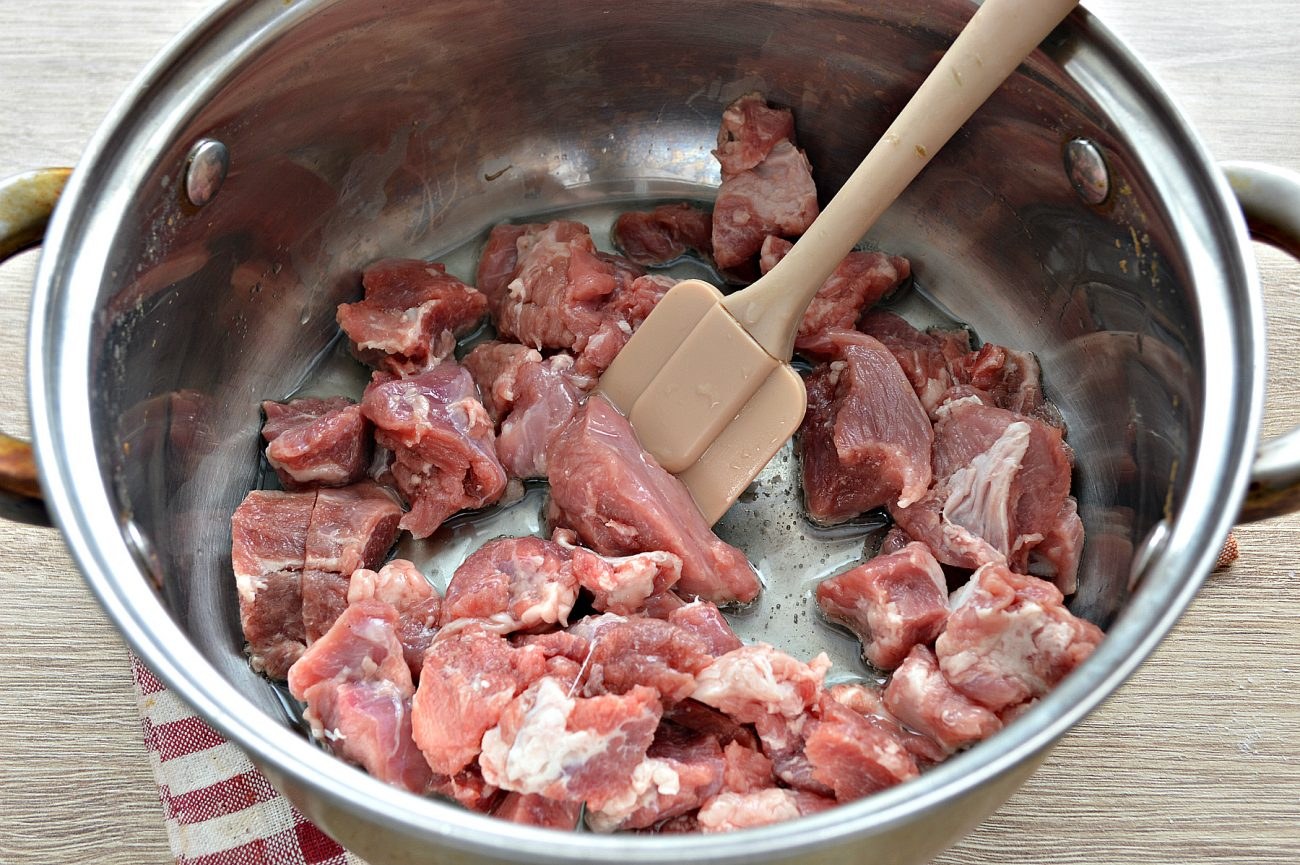 Вкусно потушить свинину на сковороде. Тушёная свинина в кастрюле. Свиное рагу. Нарезанная свинина. Тушеное мясо в ряженке.