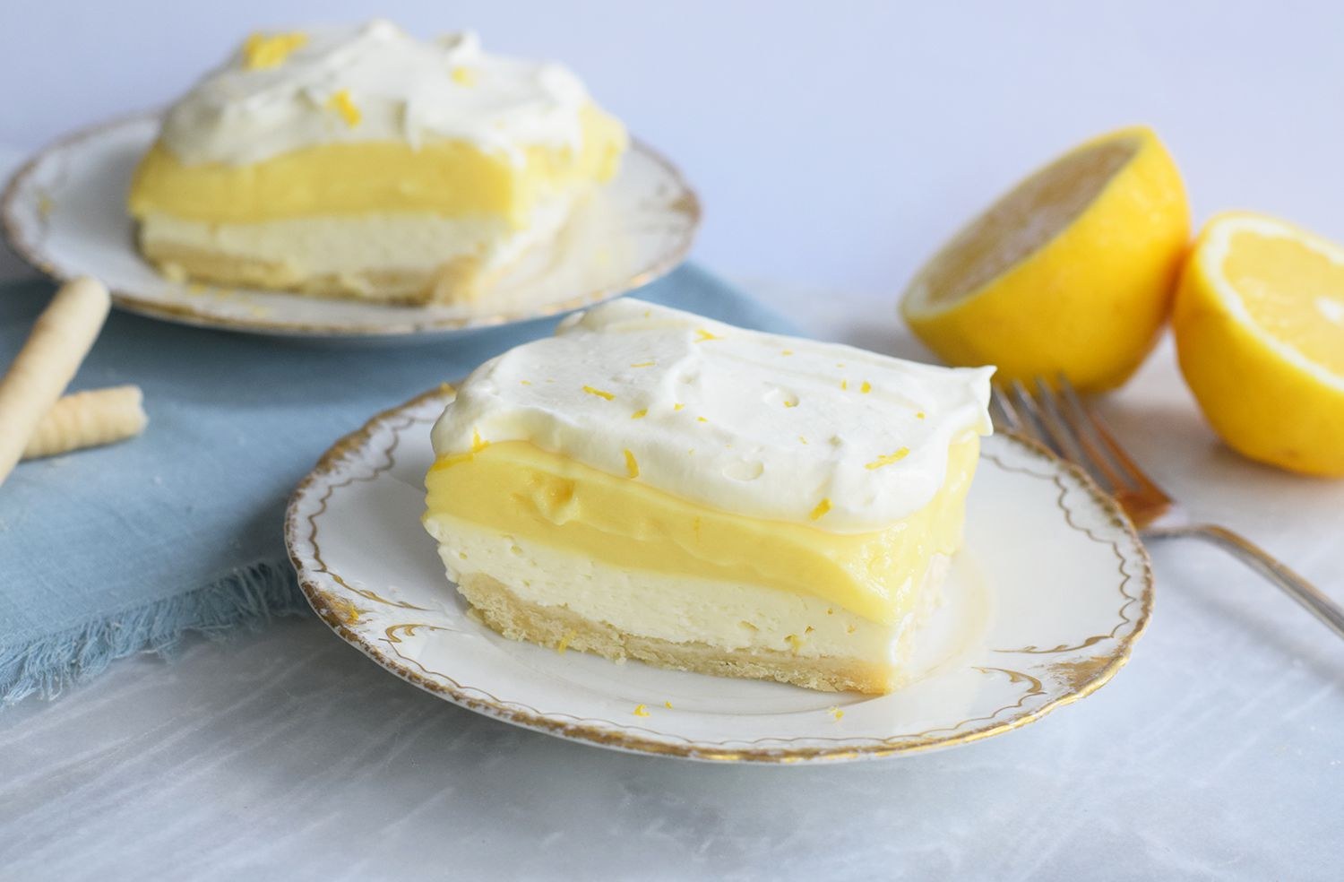 Крем из лимонов для тортов. Монастырская кухня лимонный пирог. Пирожное с лимонным курдом. Лимонный крем чиз. Торт с лимонным курдом и крем чизом.