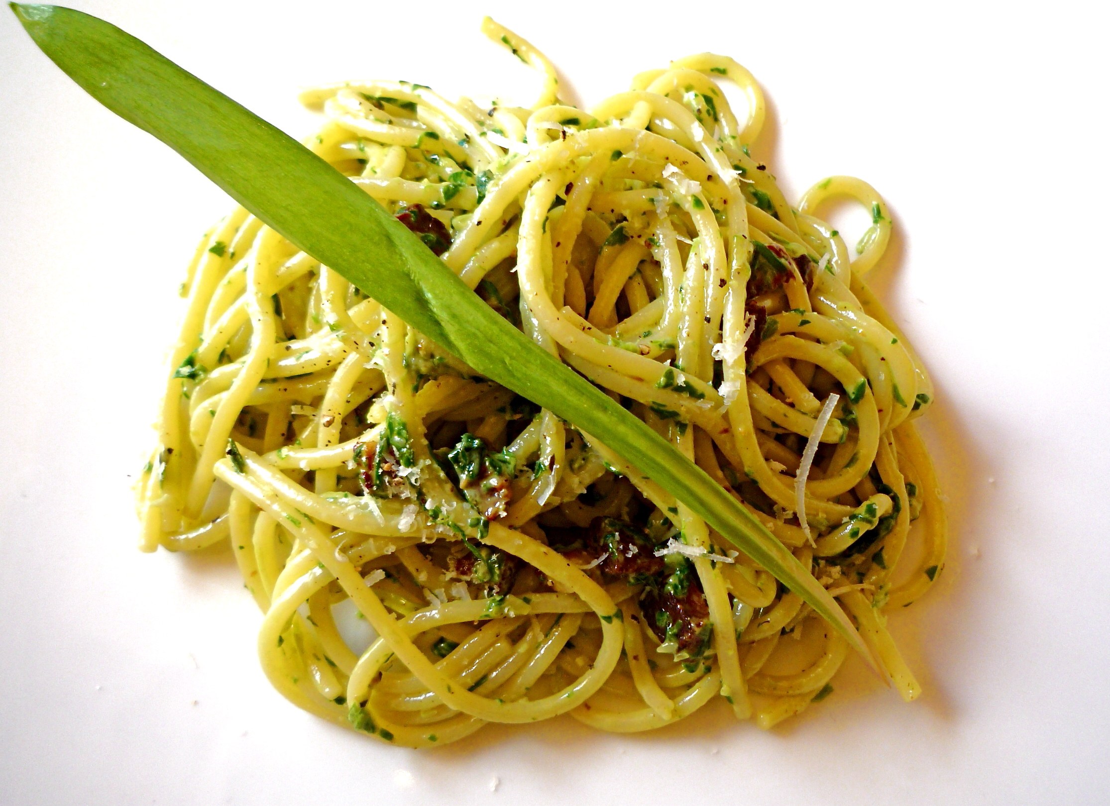 Картофельные макароны. Спагетти баклажаны соус песто. Как сделать из картофеля спагетти. Картофельные макароны купить. Картошка спагетти