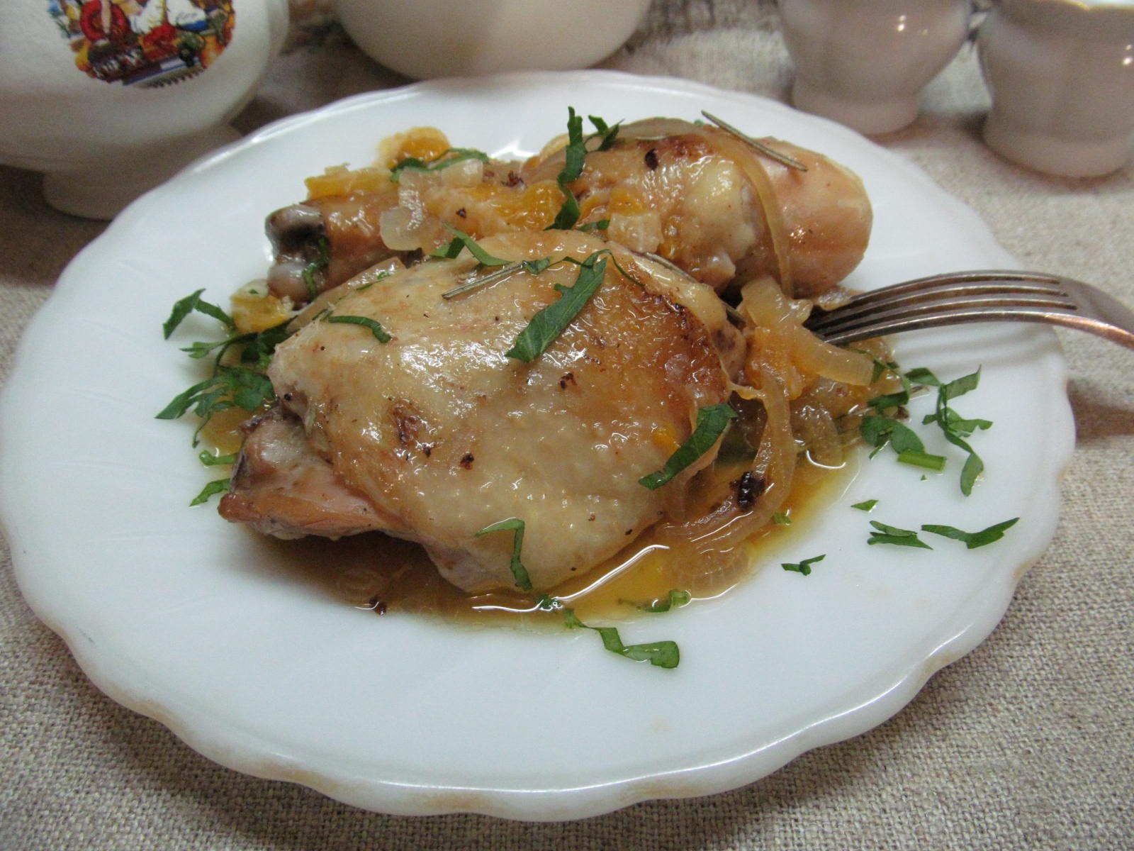 Соус для бедрышек. Курица в мандариновом соусе. Курица по аджарски в сливочном соусе. Блюда с куриным бедром. Рецепт мандаринового соуса.