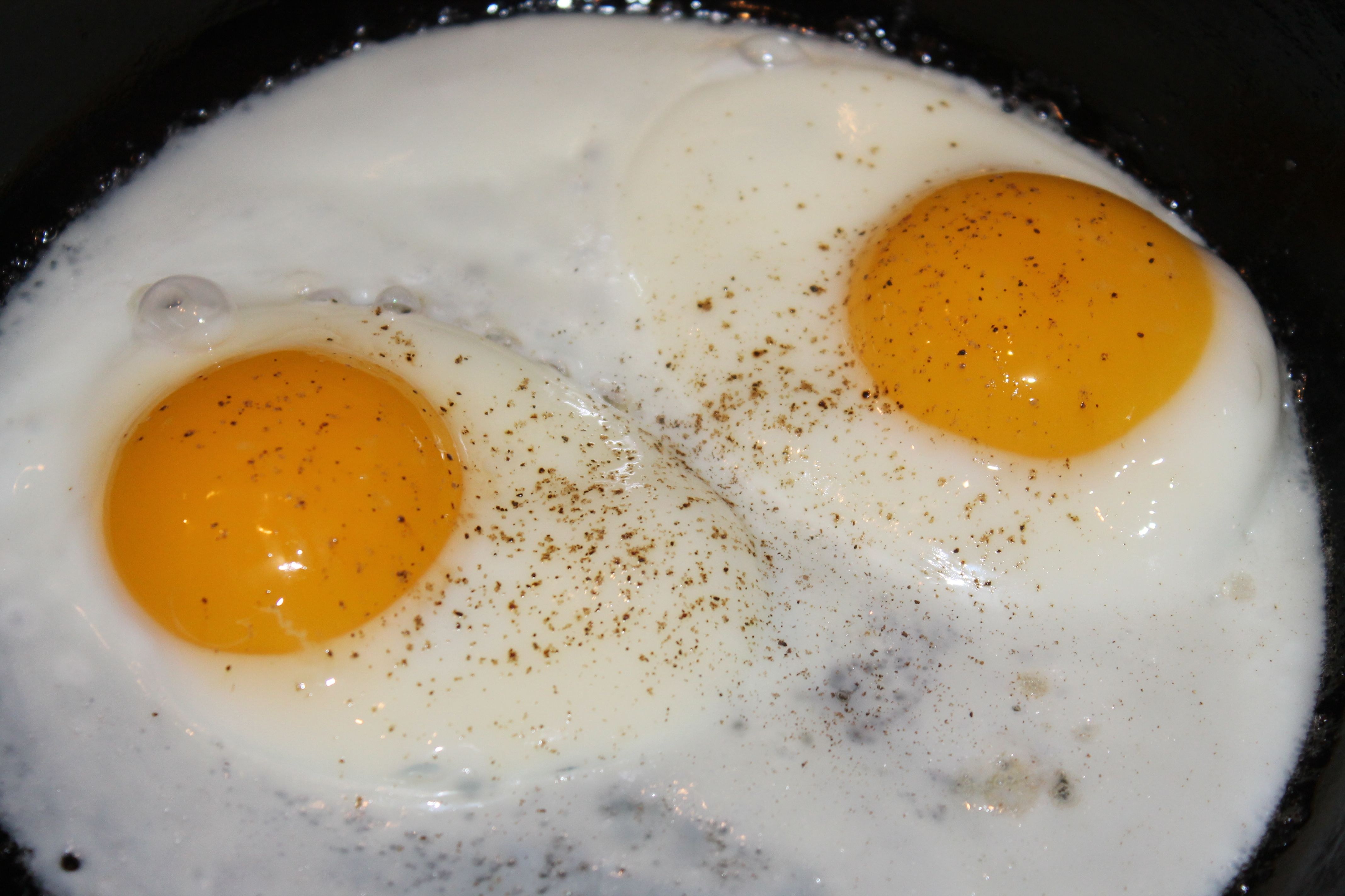 Яйцо обжаренное с двух. Яичница из 2 яиц. Яичница омлет глазунья. Жареные яйца. Глазунья из двух яиц.