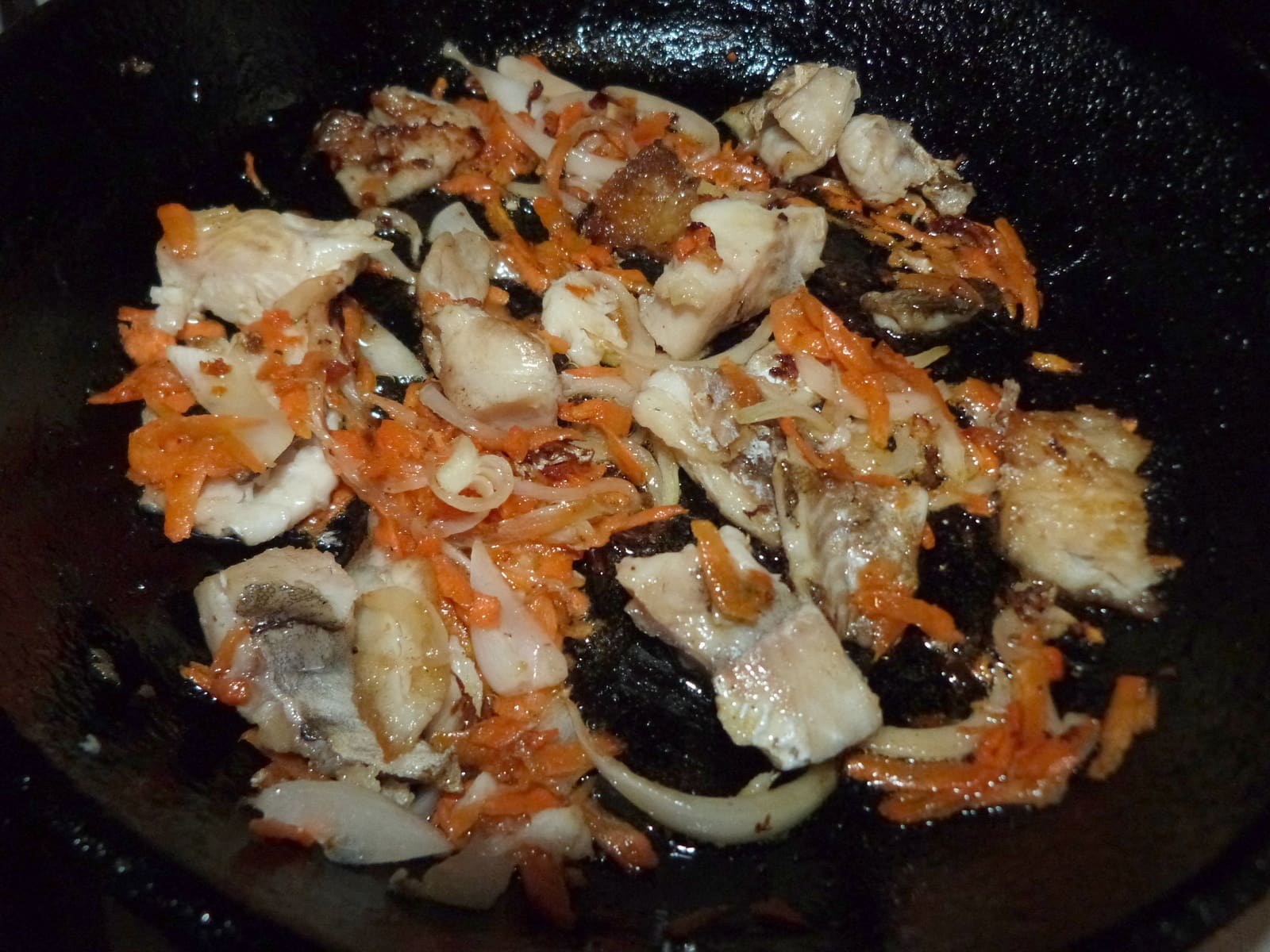 Минтай с луком и морковью на сковороде рецепт с фото