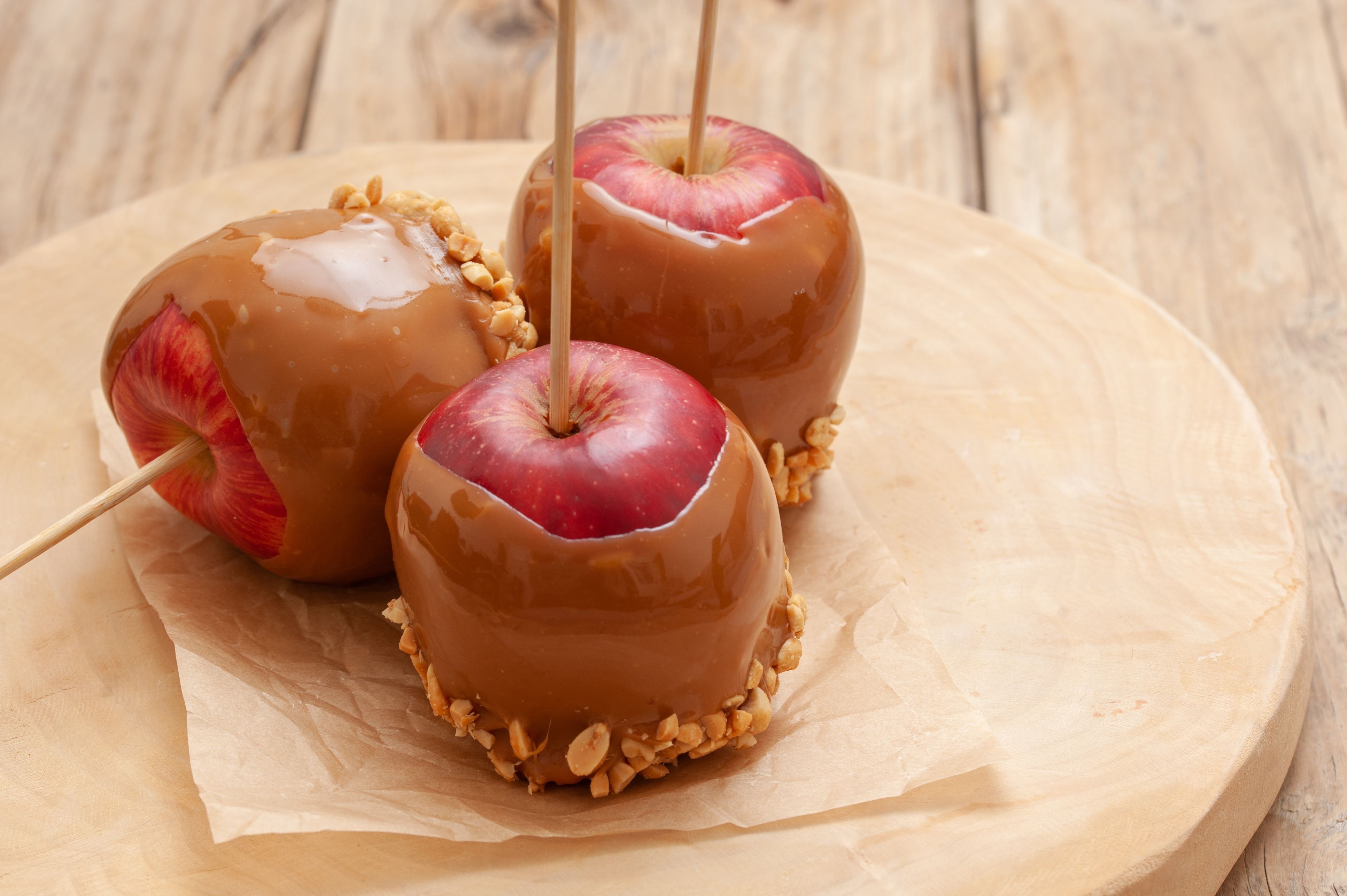 Ела вкусные яблоки. Яблоко в карамели. Яблоко в карамели на палочке. Запеченные яблоки в карамели. Яблоки в карамели фото.
