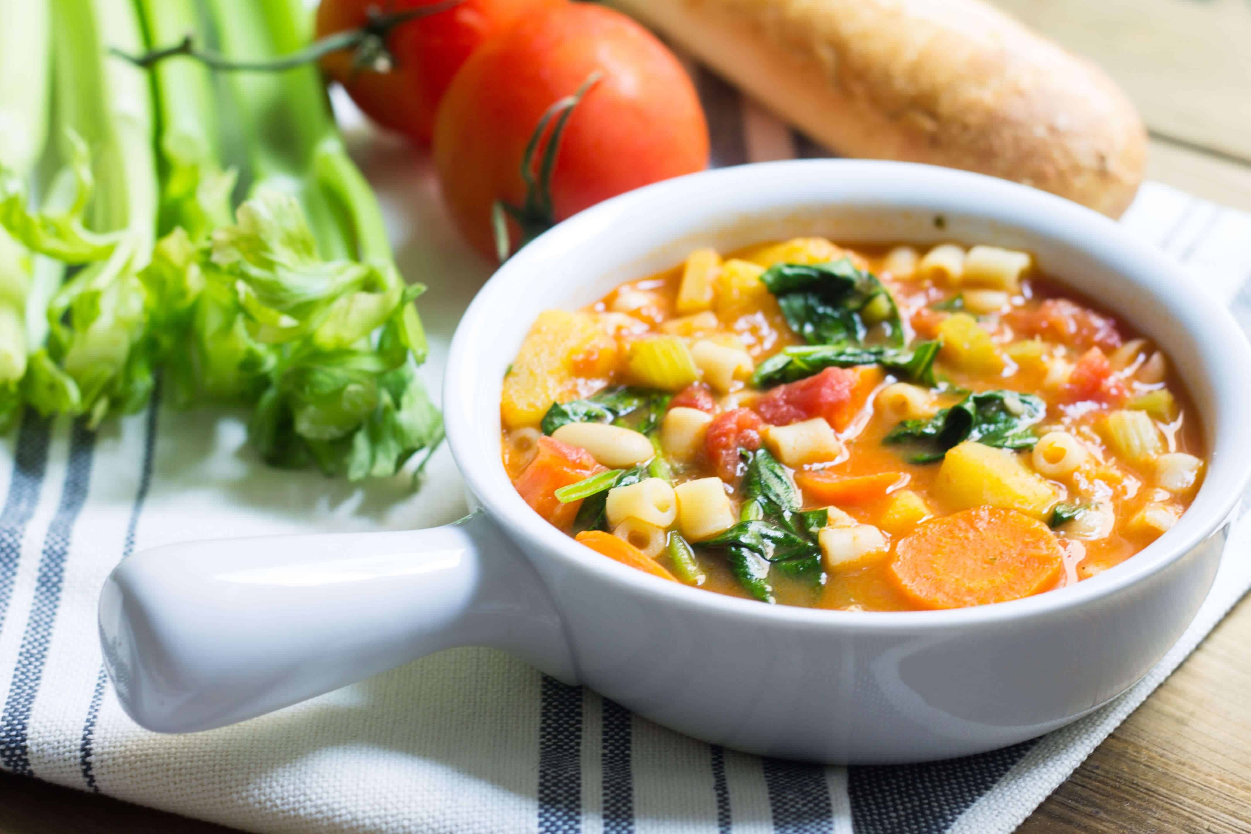 Суп с курицей и овощами. Минестроне итальянский. Минестроне овощной. Овощной суп минестроне. Минестроне (Minestrone) – овощной суп.