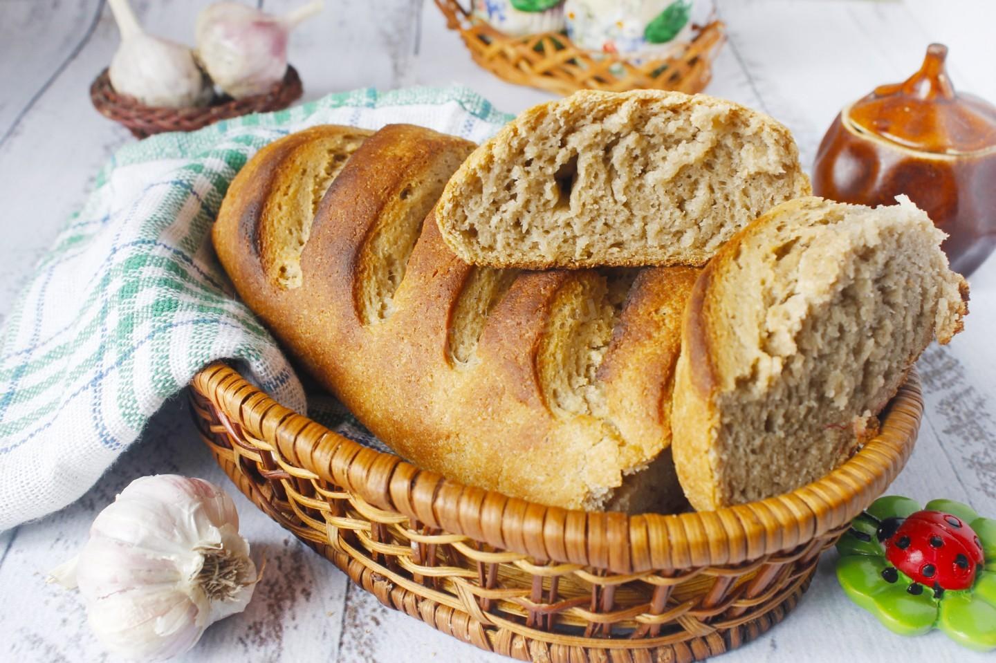 Рецепт гречневого хлеба в духовке. Гречневый хлеб. Хлеб с гречневой мукой. Хлеб с гречишной мукой. Батон из гречневой муки.