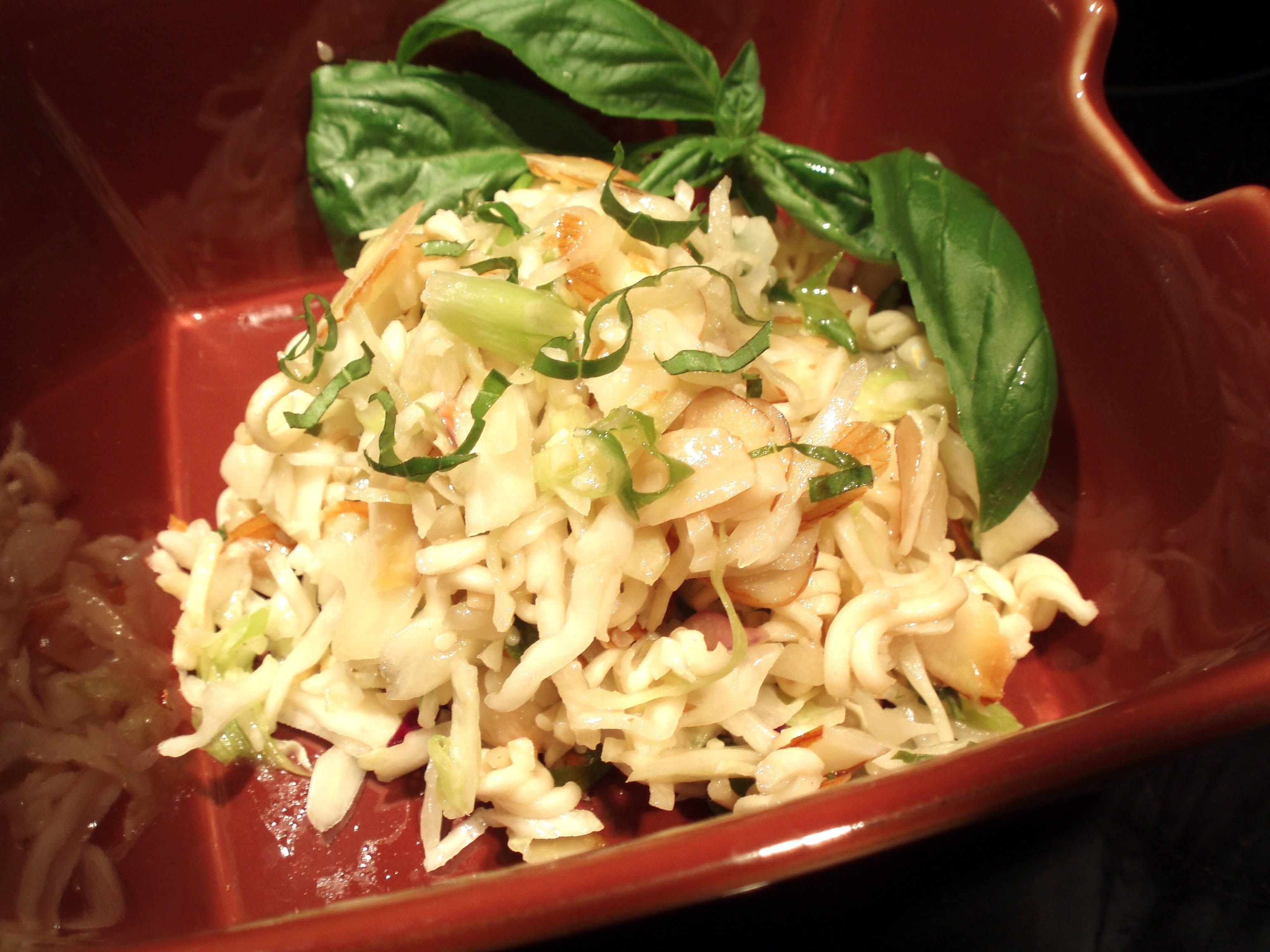 Салат с лапшой и колбасой. Гарнир к салату из капусты. Рамэн салат и пекинская капуста. Капуста и салат разница. Cabbage Salad.