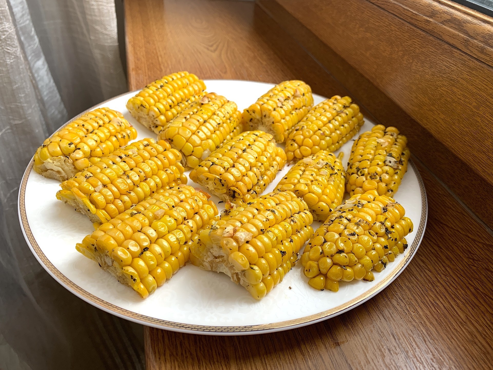 Рецепт кукурузы. Печеная кукуруза в початках. Кукуруза в духовке. Запеченная кукуруза в духовке. Початки кукурузы в духовке.