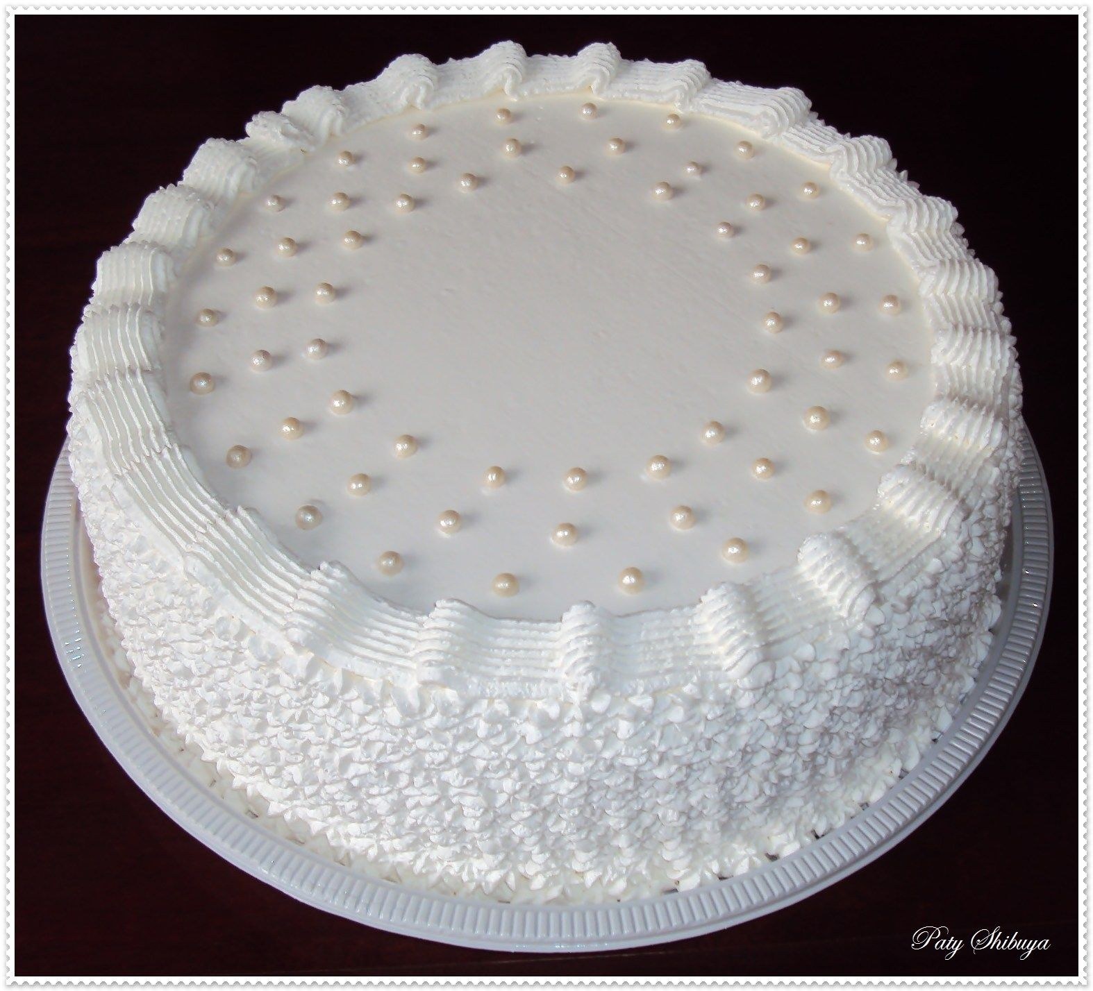 Большой круглый торт. Торт круглый. Белый круглый торт. Тортики кремовые круглые. Торт белый без украшений.