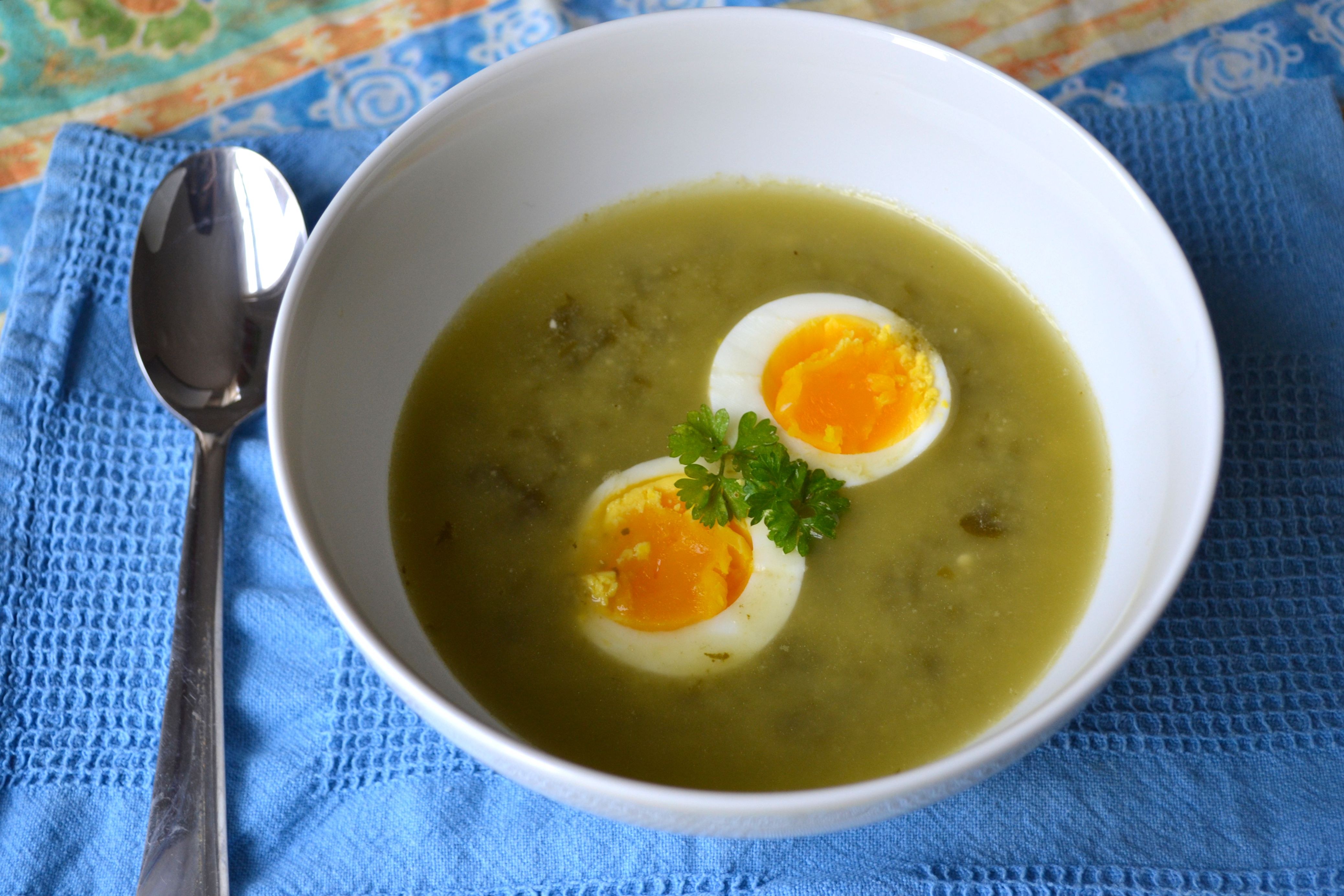 Щавелевый суп рецепт без яйца. Суп из щавеля. Щавелевый суп с яйцом. Щавельный суп с яйцом. Суп из щавеля с яйцом.