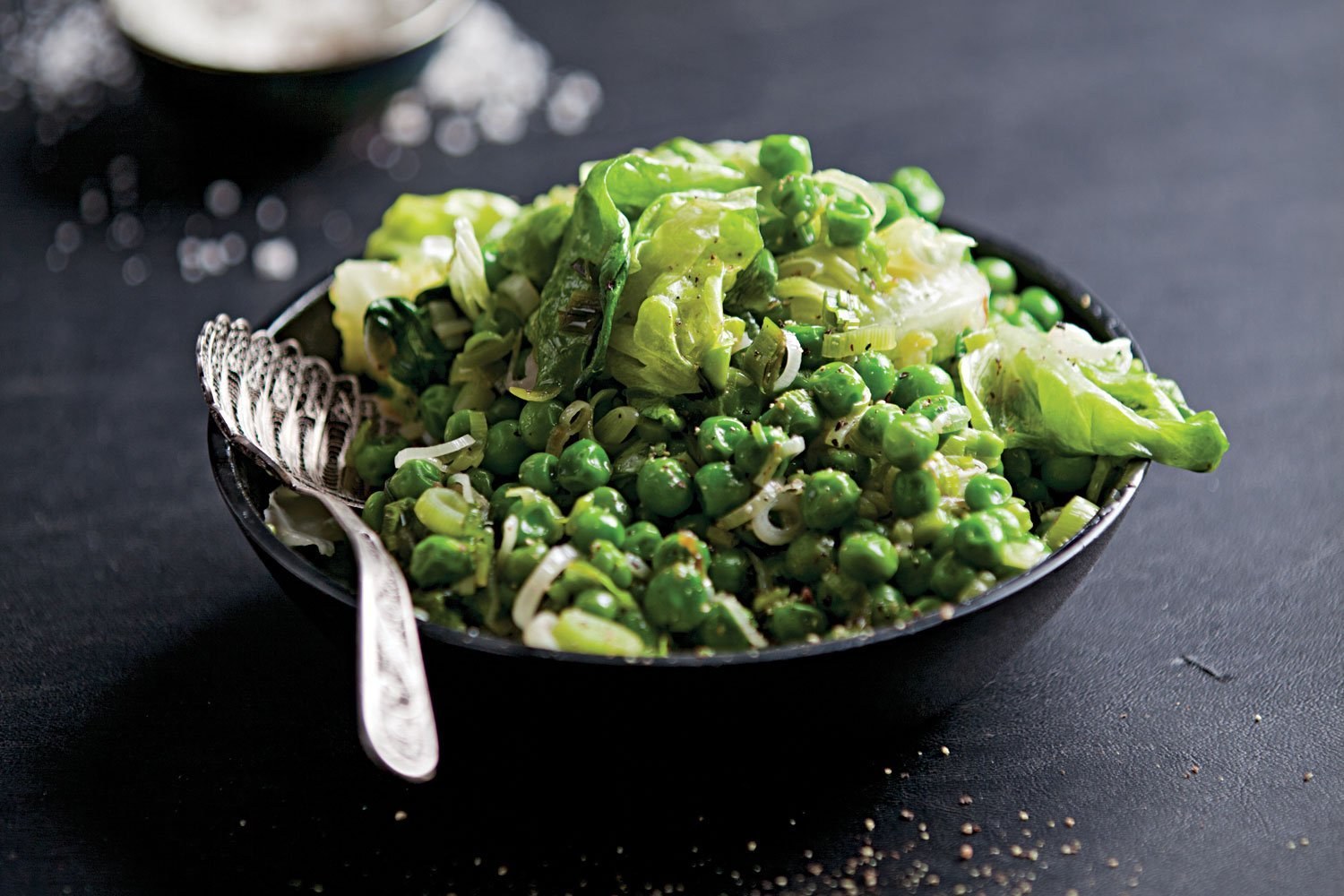 Зеленые овощи рецепты. Зеленый салат. Зелень для салатов. Салат с горошком и овощами. Салат из зеленых овощей.