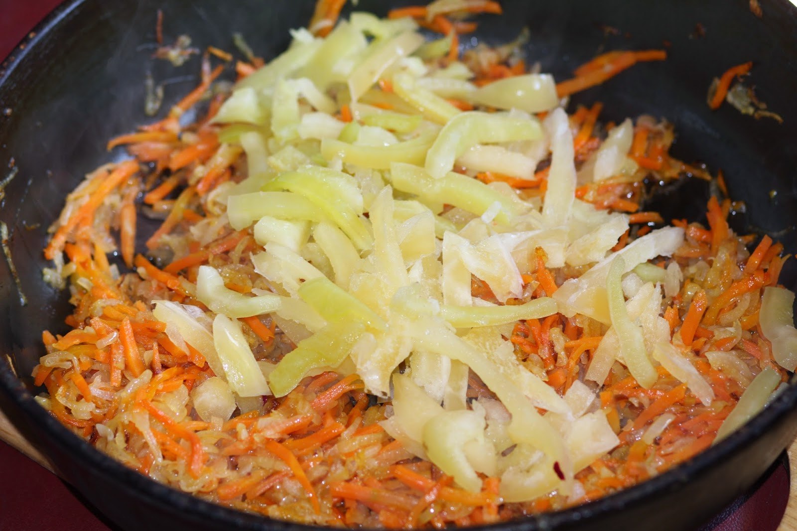 Как приготовить рис с морковью и луком. Салат из капусты с морковью и болгарским перцем. Лук и морковь. Гречка с луком и морковью. Морковь и лук смесь.