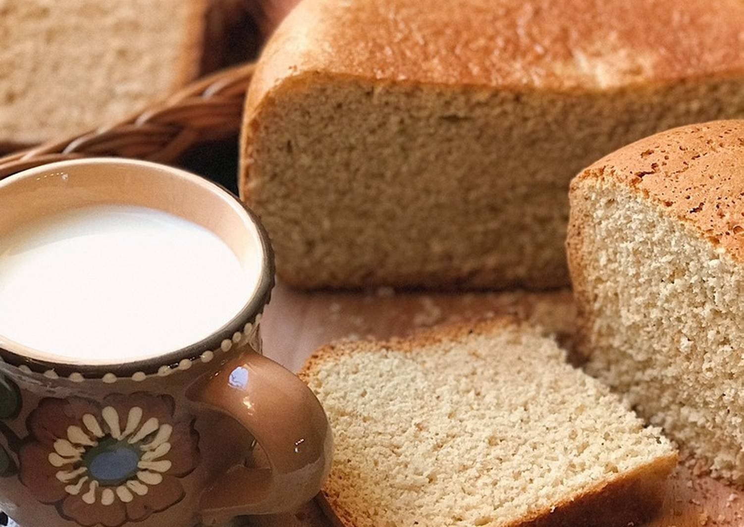 Белый хлеб с молоком рецепт. Молочный хлеб. Белый хлеб молочный. Белый хлеб с молоком. Хлеб на молоке.