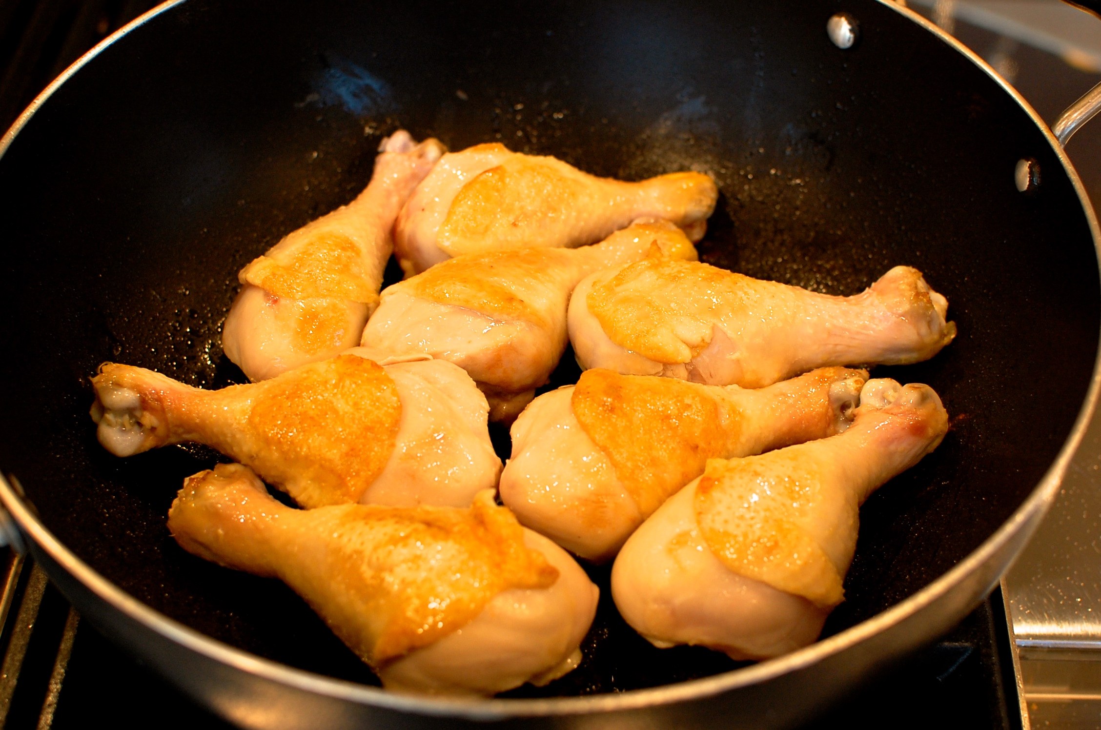 Жарится курица на сковороде