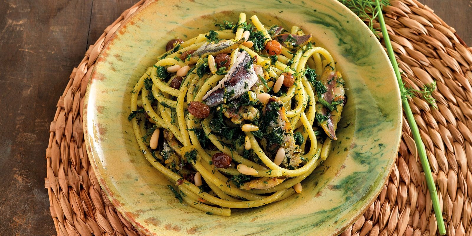 Ле кон. Паста Сицилиана. Сицилия кухня национальные блюда. Макароны с сардинами. Спагетти по сицилийски.